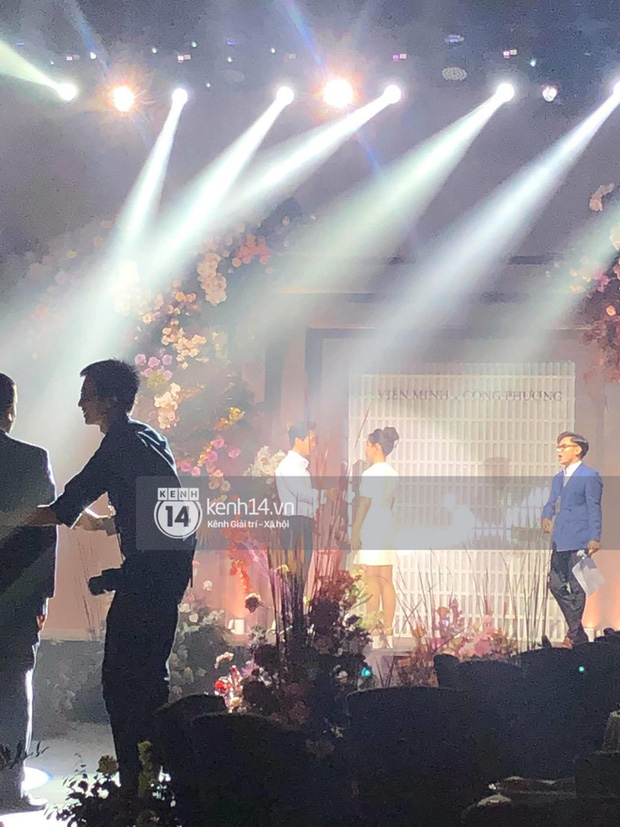 Cặp đôi nắm tay không rời