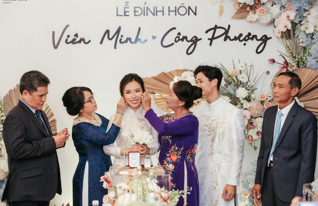 Hình cô dâu - chú rể bên bố mẹ 2 bên trong tiệc hỏi vào tháng 6/2020