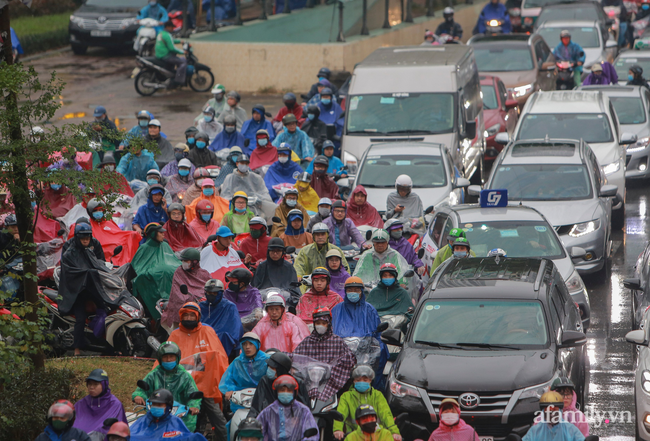 Giờ tan tầm vừa điểm, dân công sở ùa xuống đường cũng là lúc giao thông Hà Nội quá tải