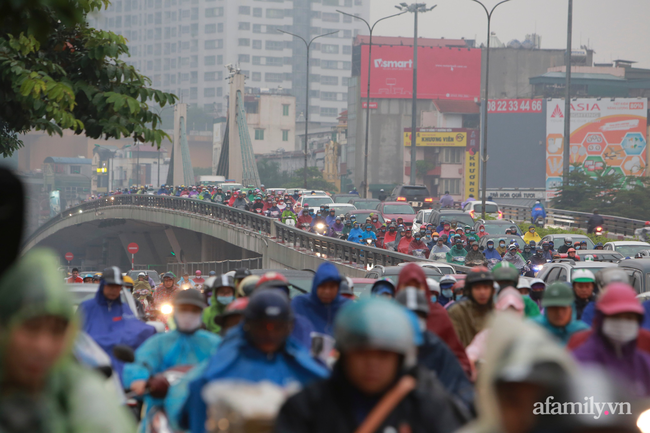 Tình trạng tương tự cũng xảy ra tại khu vực Ngã Tư Sở. Dù mới hơn 5h chiều, có thể thấy cả trên cầu vượt và dưới đường đều đông nghịt người và phương tiện