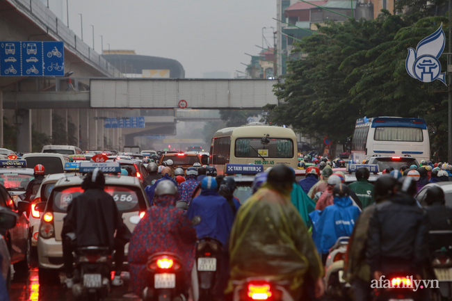 Càng về chiều muộn, những nơi vốn được coi là điểm nóng về giao thông lại càng thêm ùn tắc, người dân không biết làm gì hơn ngoài đứng yên và chờ cơ hội...
