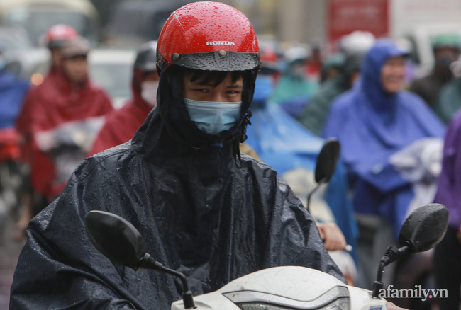 Tắc đường kèm theo mưa gió giờ tan tầm - thứ 