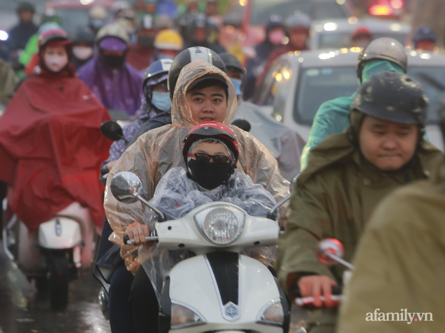 Người lớn và trẻ nhỏ đứng dầm mưa trong cái lạnh đầu đông Hà Nội, ai nấy đều rất khó chịu
