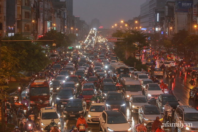 Thời điểm 6h30 chiều, mật độ giao thông tiếp tục tăng cao khiến tắc đường càng thêm nghiêm trọng, hình ảnh được ghi nhận tại đường Trường Chinh (đoạn gần ngã tư Sở)