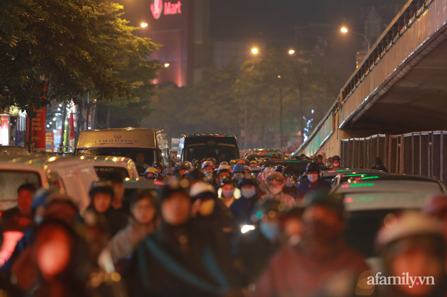 Hàng nghìn người đứng chờ trong mưa lạnh giữa đám đông tắc đường, lối về nhà xem ra còn rất xa