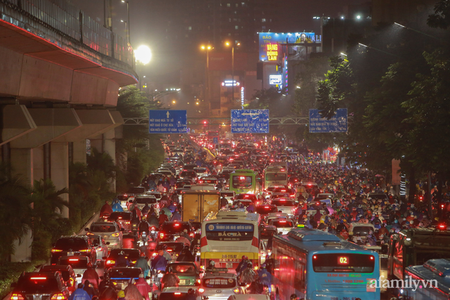 Đây là cảnh tượng mà mỗi người dân Hà Nội dù đã quá quen mỗi khi trời mưa đúng giờ tan tầm, nhưng việc chịu đựng nó thì rõ ràng không dễ chút nào