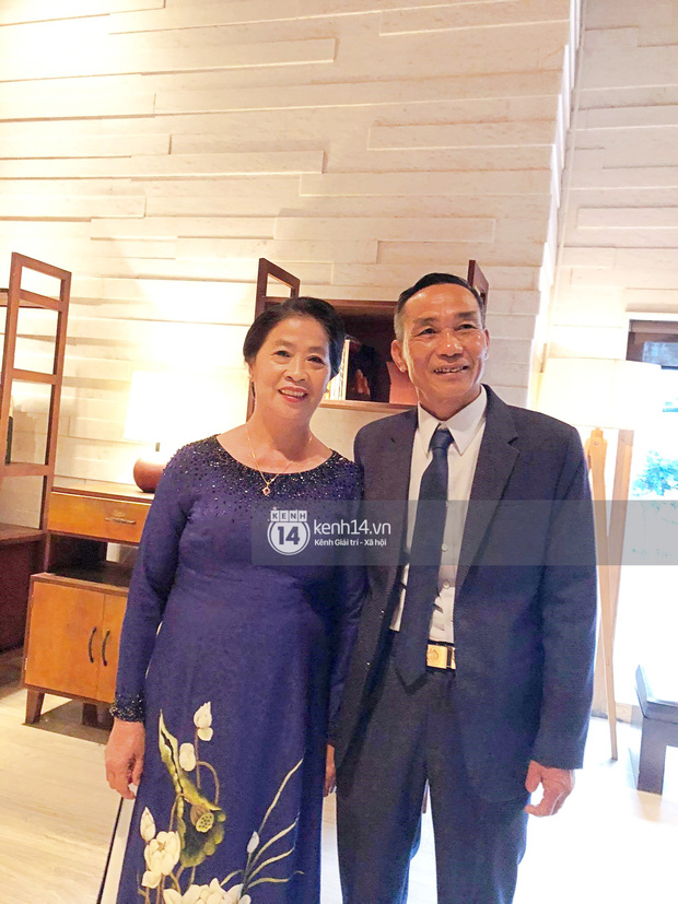 Bố mẹ Công Phượng nở nụ cười tươi, rạng rỡ trong ngày vui của các con