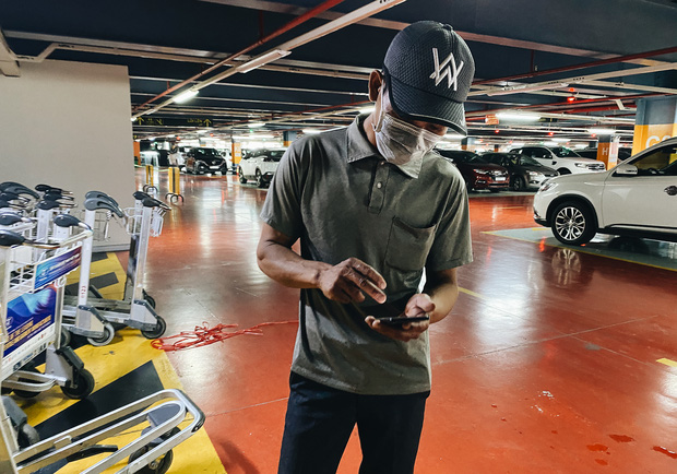 Tài xế xe công nghệ mệt mỏi khi đi bộ tìm khách tại các tầng nhà giữ xe