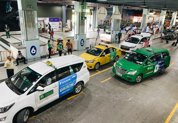 Làn D dành cho xe taxi