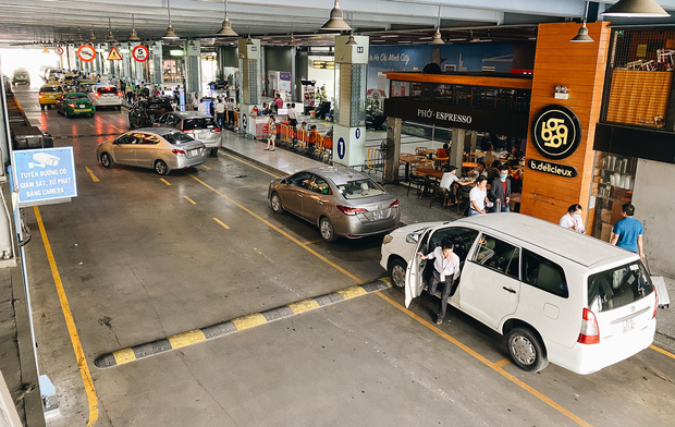 Taxi và xe hợp đồng với cảng hàng không đỗ tại làn D