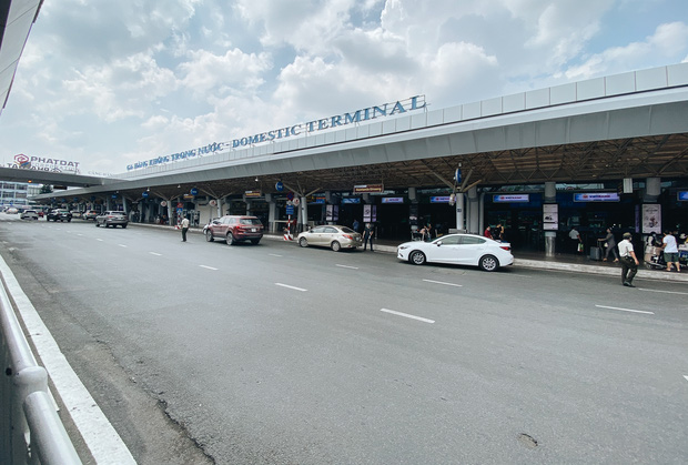 Làn A dành cho các xe chở khách chạy đến ga, cấm đón khách