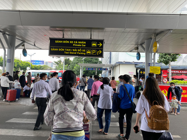 Các biển chỉ dẫn được bố trí nhiều nơi để hướng dẫn hành khách