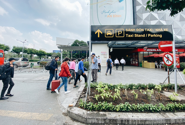 Hành khách đi bộ vào trong nhà xe để đón taxi