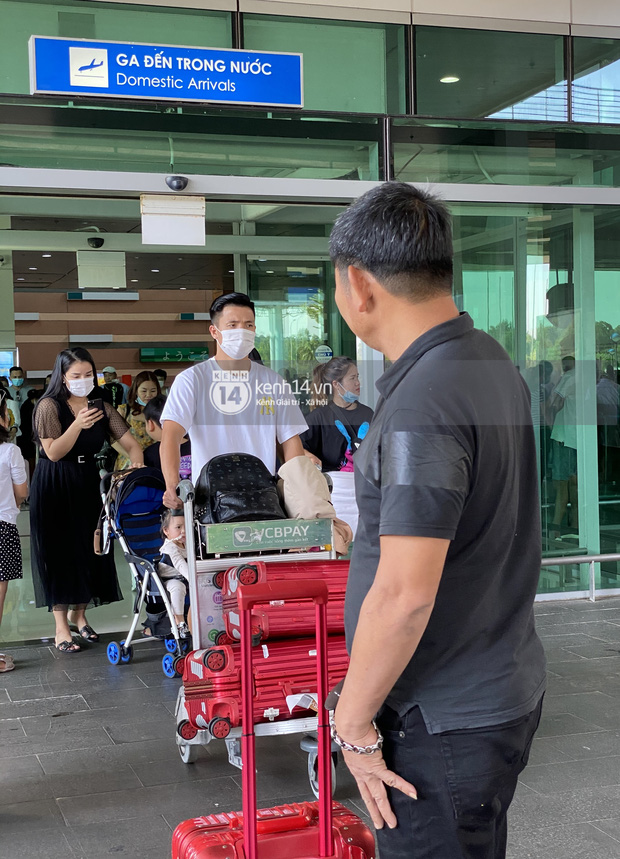 Vợ chồng Bùi Tiến Dũng - Khánh Linh có mặt tại sân bay Phú Quốc chiều 16/11