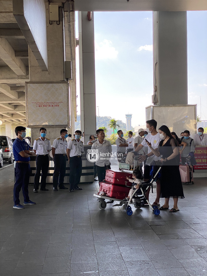 Độc giả cho biết vợ chồng Tiến Dũng - Khánh Linh hạ cánh lúc 14h30