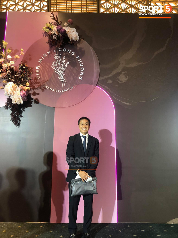 Trợ lý Lee Young-jin check-in trước khi vào dự đám cưới