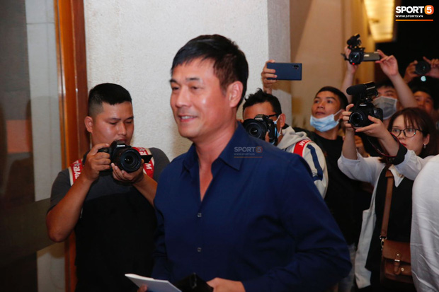 Chủ tịch CLB TP.HCM Nguyễn Hữu Thắng tươi vui tới chúc mừng Công Phượng