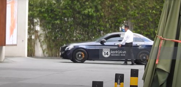 Công Phượng và Viên Minh đã có mặt tại địa điểm tổ chức lễ cưới, đi thẳng xe xuống hầm và di chuyển lên trên bằng lối cầu thang riêng giữ kín hình ảnh