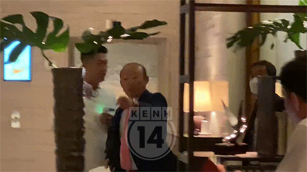 Huấn luyện viên Park Hang-seo bắt tay mọi người