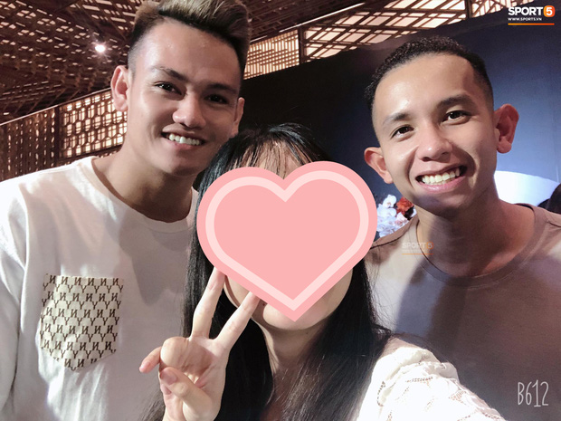 Hồ Tấn Tài (trái), Hồng Duy ăn mặc đơn giản tới dự đám cưới đàn anh. Sáng cùng ngày, cả hai nằm trong đội bê tráp của nhà trai