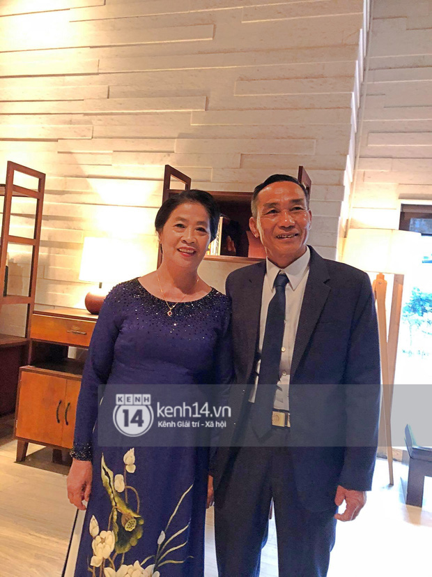 Bố mẹ chú rể Công Phượng rạng rỡ có mặt tại hôn lễ của con trai