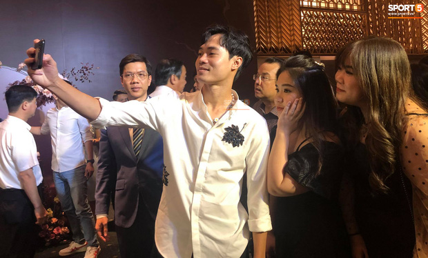 Anh nhận được nhiều sự chú ý của các khách mời khác