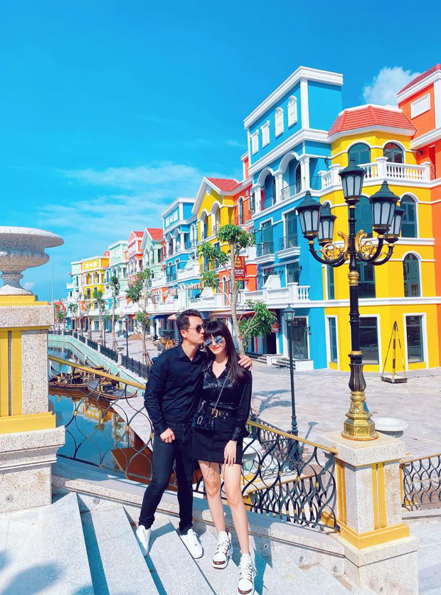 Căn biệt thự mới tậu của vợ chồng Đăng Khôi - Thuỷ Anh được thiết kế với nhiều màu sắc khác nhau, nằm ở vị trí đắc địa tại Phú Quốc