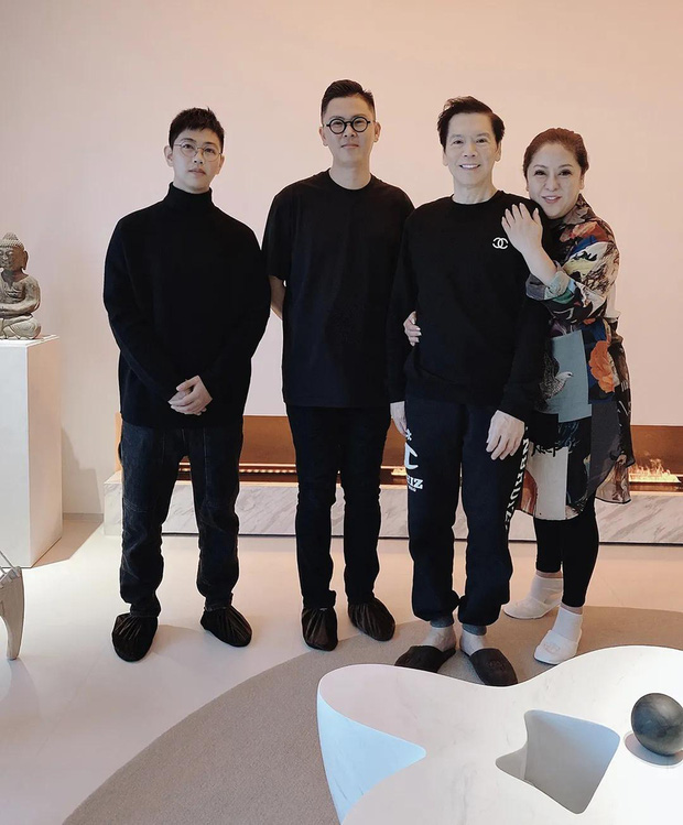 Vợ chồng Hướng Hoa Cường - Trần Lam (đứng phải cùng bên phải) 