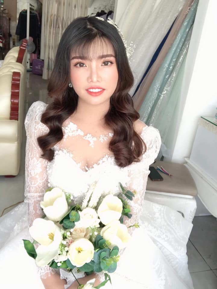 Phượng trong bộ váy cô dâu rất xinh đẹp.