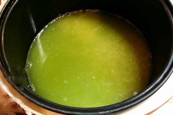 Thường xuyên ăn cơm nấu nước trà, chú ý kết hợp với thực phẩm giàu protein và chất sắt như sữa, trứng, thịt nạc, đậu, các loại hạt, nấm, vừng, rau tươi và trái cây.