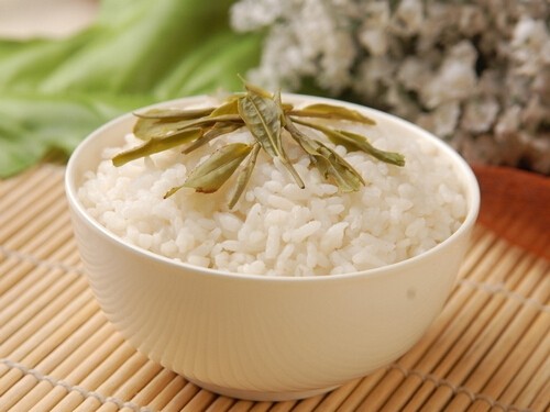 Những người khó tiêu ăn cơm nấu với nước trà sẽ giúp tiêu hóa tốt.