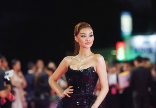 Á hậu Kiều Loan lạ lẫm, sexy với đôi môi tều, khoe vòng 1 o ép 