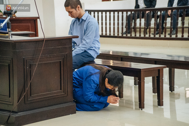 Lan Anh quỳ, chắp tay xin lỗi bà Dự