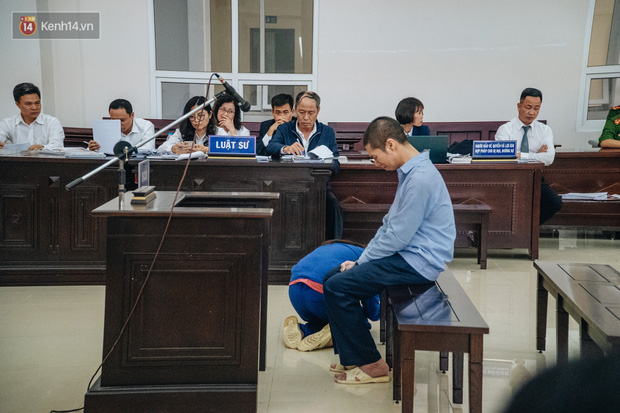 Rồi quay sang hướng về phía bố chồng nói lời xin lỗi, Tuấn cũng bật khóc nức nở