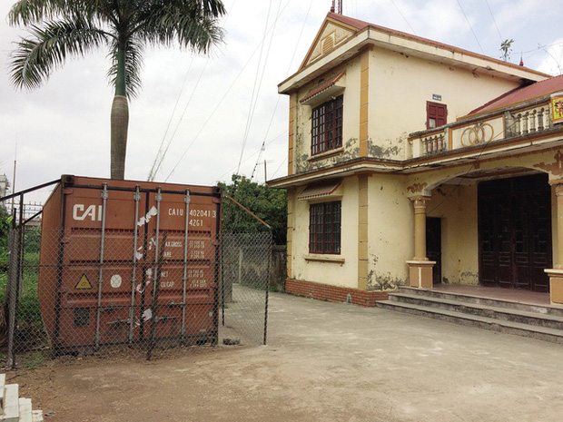 Toàn bộ 31 khúc gỗ cây sưa chặt hạ tại chùa làng đang được bảo quản chặt chẽ trong container khóa kín, đặt tại sân nhà văn hóa thôn Phụ Chính