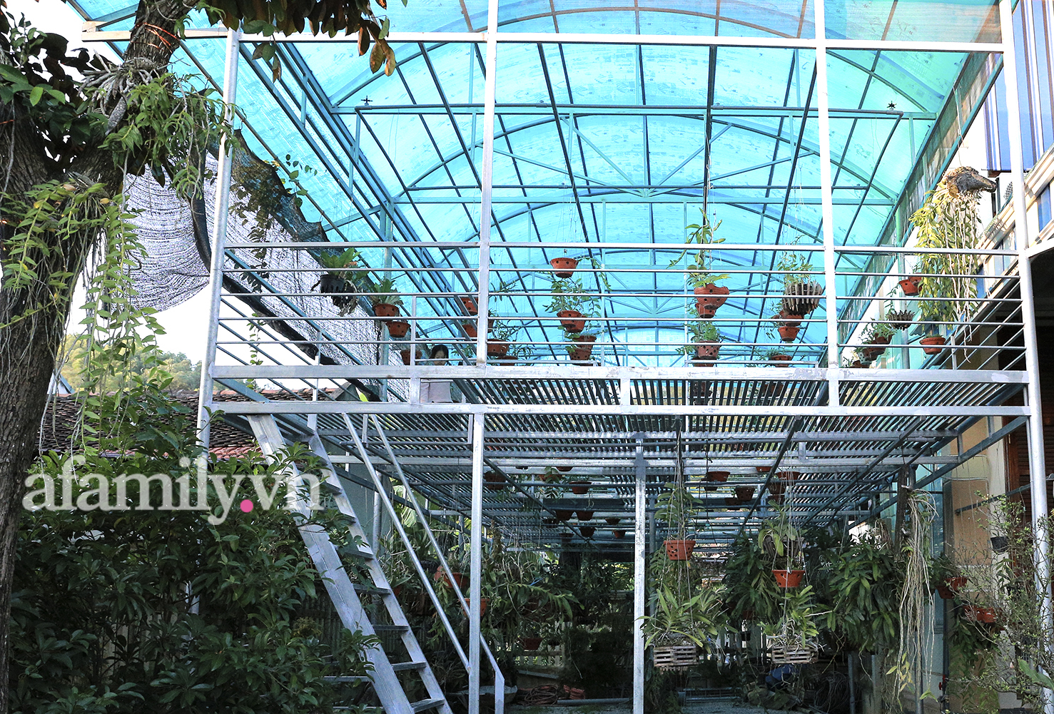 Nhà lan được xây dựng quy mô và hoành tráng thành hai tầng riêng biệt, bậc thang lên xuống chăm sóc.