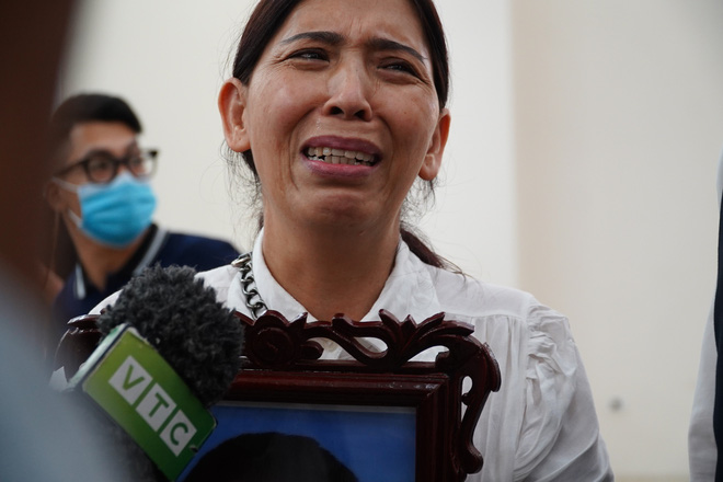 Bà đau đớn bật khóc trong suốt ngày rưỡi diễn ra phiên tòa