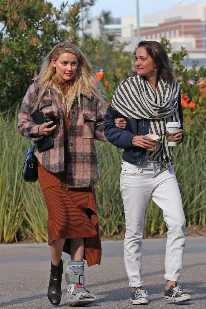 Amber Heard hẹn hò với tỷ phú công nghệ Elon Musk và bạn gái đồng giới sau cuộc hôn nhân ồn ào.