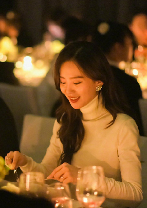 Khí chất của người đẹp xứ Trung nhận được nhiều lời khen của netizen. Quả thật, với gương mặt cùng vẻ đẹp thanh tú, Lưu Thi Thi dễ dàng toả sáng tại các sự kiện như thế này