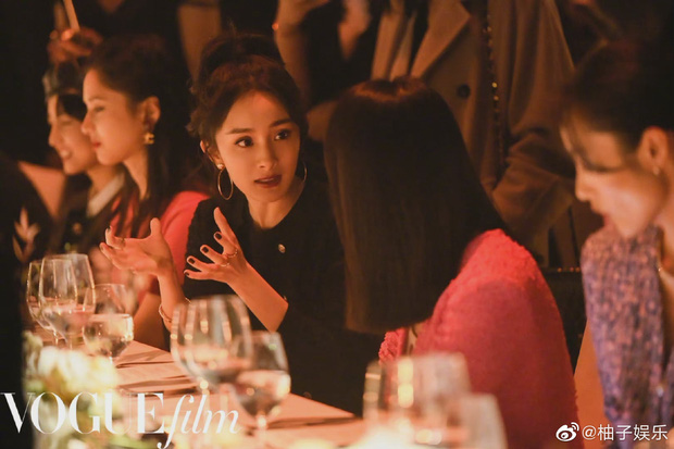 Trong khi đó, hình ảnh của Dương Mịch lại có phần lép vế hơn. Người đẹp lộ gương mặt có phần già dặn, kém trẻ trung hơn hẳn mọi khi