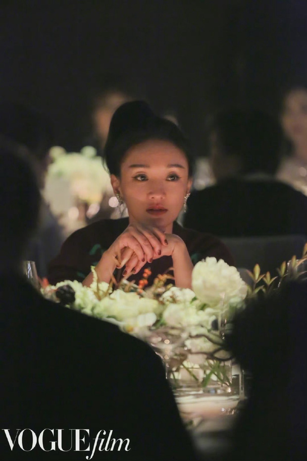 Châu Tấn trầm tư