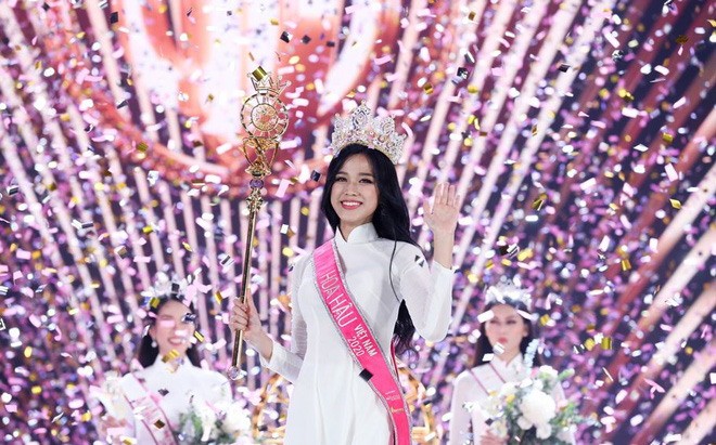 Chiếc vương miện Hoa hậu Việt Nam 2020 được trao cho cô gái quê Hậu Lộc, Thanh Hóa - Đỗ Thị Hà. Ngay sau đêm đăng quang, Tân hoa hậu đã gặp phải một vài lùm xùm không đáng có về cách ứng xử, ngôn từ khi comment trên trang cá nhân.