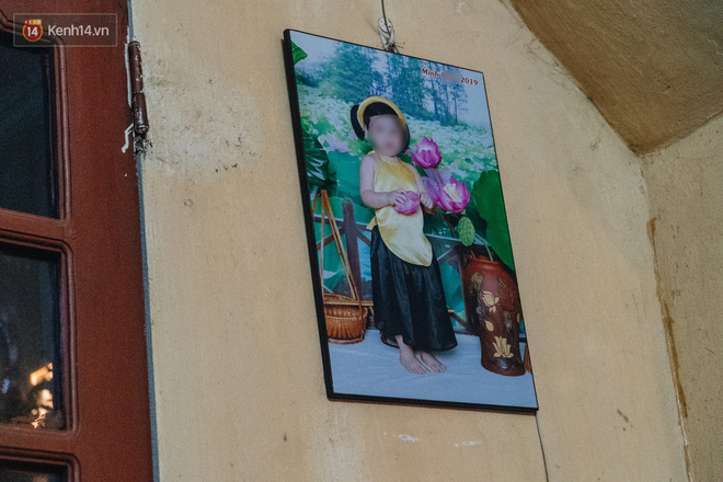 2 bức ảnh phóng to của bé Minh M. trong căn nhà nhỏ ở thôn Võng La, xã Võng La, Đông Anh, Hà Nội