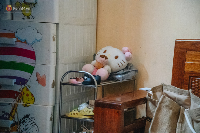 Xung quanh bàn thờ của Minh M., bà Dự giữ lại quần áo, đồ chơi của cháu