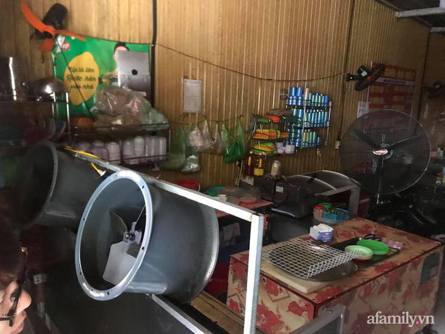 Trong thời gian làm việc tại đây, hai cậu bé nhân viên thường xuyên bị chủ quán hành hạ.