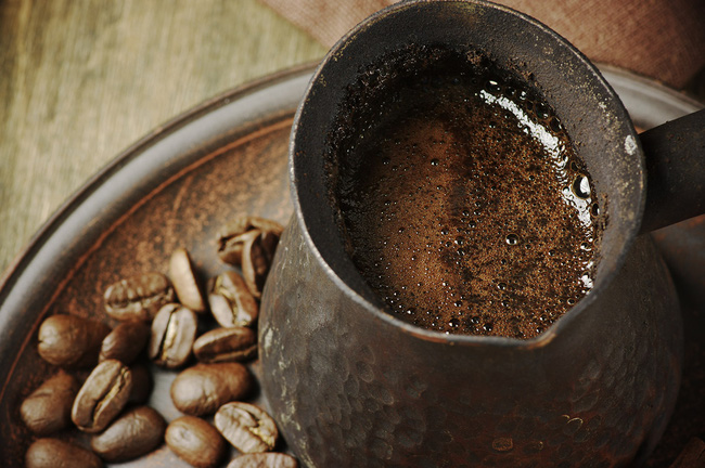 Trong thủ thuật thụt rửa ruột già bằng cà phê, một lượng lớn nước cà phê đưa vào bên trong đại tràng (khoảng 500cc-1000cc, thậm chí vài liters tùy vào các chỉ dẫn của các 