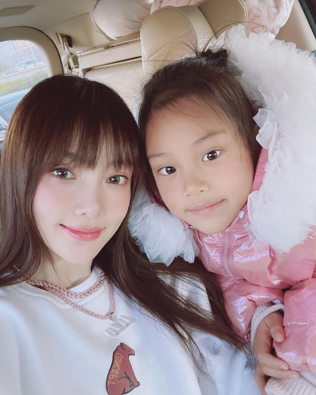 Điềm Hinh càng lớn càng giống bố như đúc