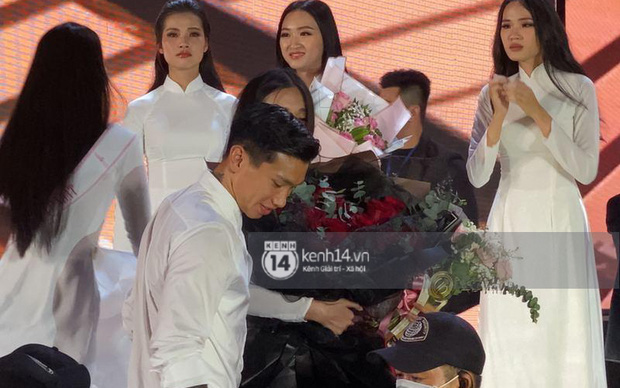 Văn Hậu tặng hoa cho Doãn Hải My