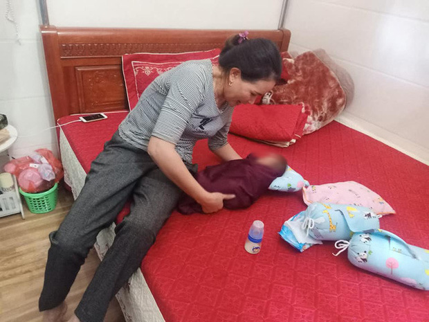 Bé sơ sinh bị bỏ rơi đang được gia đình chị Loan chăm sóc.