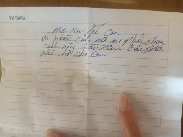 Tờ giấy được bỏ lại bên cạnh cháu bé.